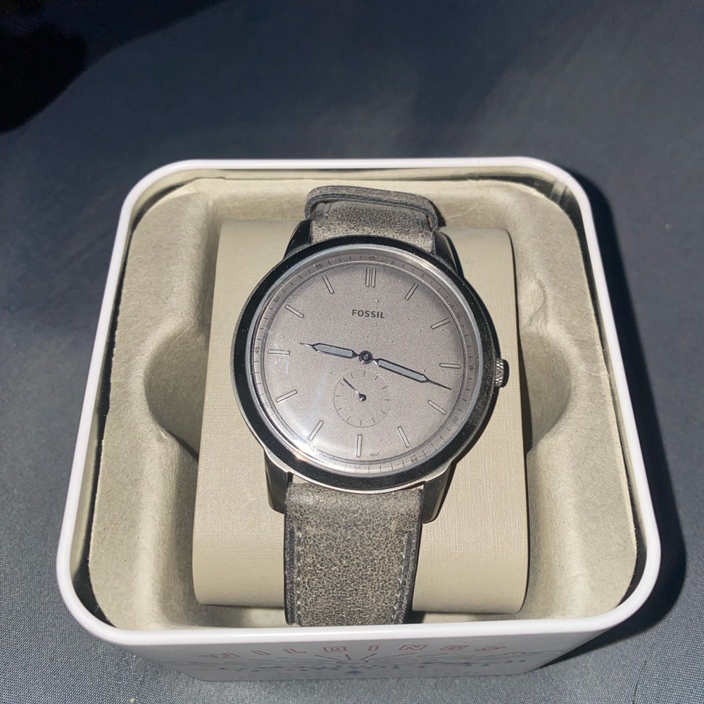 Never worn Fossil watch, in original case. Grey analog watch. Perfect condition!